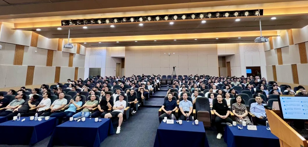 市裝飾協(xié)會(huì)順利召開“一帶一帽”智能化安全管理模式宣貫會(huì)